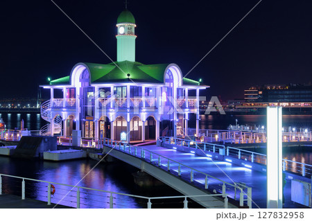 落ち着いた雰囲気の横浜港の夜景 横浜ぷかりさん橋 落ち着いた雰囲気の横浜港の夜景 横浜ぷかりさん橋 127832958