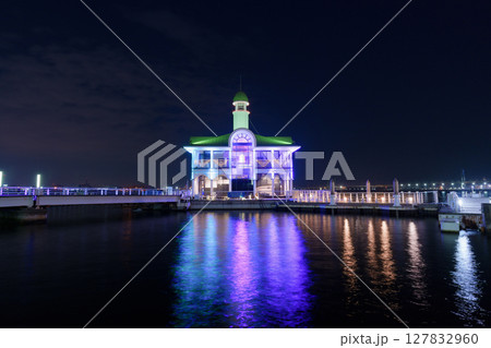 落ち着いた雰囲気の横浜港の夜景　横浜ぷかりさん橋 127832960
