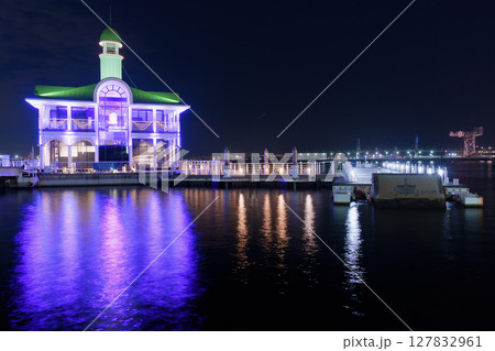 落ち着いた雰囲気の横浜港の夜景 横浜ぷかりさん橋 落ち着いた雰囲気の横浜港の夜景 横浜ぷかりさん橋 127832961