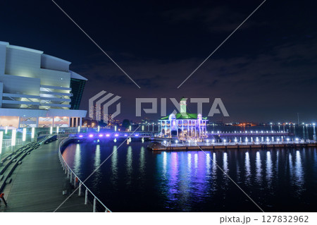 落ち着いた雰囲気の横浜港の夜景 横浜ぷかりさん橋 落ち着いた雰囲気の横浜港の夜景 横浜ぷかりさん橋 127832962