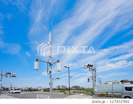 7月の爽やかな夏空の下の葛飾奥戸新中川三和橋交差点 7月の爽やかな夏空の下の葛飾奥戸新中川三和橋交差点 127832992
