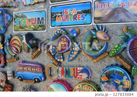 メキシコ！カリブ海とのコントラストが美しいトゥルム遺跡と光のカーテンが美しいグランセノーテ、カンクン 127833084