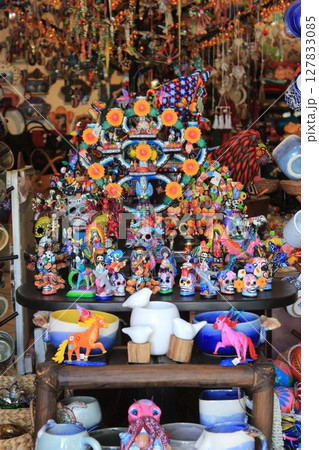 メキシコ！カリブ海とのコントラストが美しいトゥルム遺跡と光のカーテンが美しいグランセノーテ、カンクン 127833085