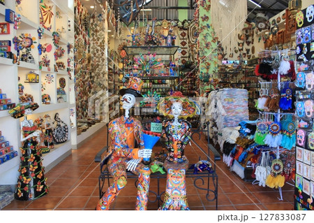 メキシコ!カリブ海とのコントラストが美しいトゥルム遺跡と光のカーテンが美しいグランセノーテ、カンクン メキシコ!カリブ海とのコントラストが美しいトゥルム遺跡と光のカーテンが美しいグランセノーテ、カンクン 127833087