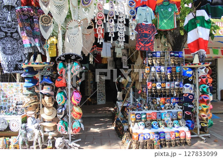 メキシコ！カリブ海とのコントラストが美しいトゥルム遺跡と光のカーテンが美しいグランセノーテ、カンクン 127833099