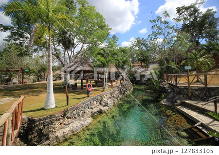 メキシコ!カリブ海とのコントラストが美しいトゥルム遺跡と光のカーテンが美しいグランセノーテ、カンクン メキシコ!カリブ海とのコントラストが美しいトゥルム遺跡と光のカーテンが美しいグランセノーテ、カンクン 127833105