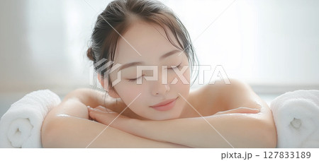 美容クリニックでリラックスしている若い女性 127833189