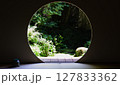 鎌倉の丸窓からの苔庭 127833362