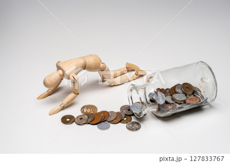少ないお金にがっくりしているデッサン人形 少ないお金にがっくりしているデッサン人形 127833767
