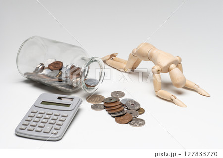 少ないお金にがっくりしているデッサン人形 127833770