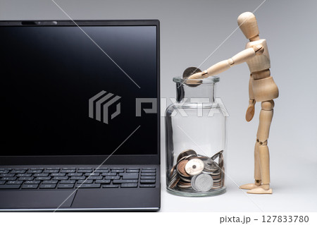 ノートパソコンと瓶にお金を入れるデッサン人形 ノートパソコンと瓶にお金を入れるデッサン人形 127833780