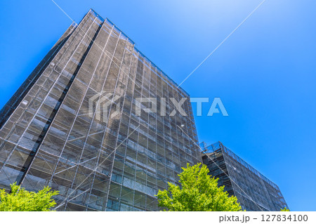 日本の横浜都市景観 マンションの補修や点検等、足場や防護ネットなど。ネットの外に衛星アンテナが… 日本の横浜都市景観 マンションの補修や点検等、足場や防護ネットなど。ネットの外に衛星アンテナが… 127834100