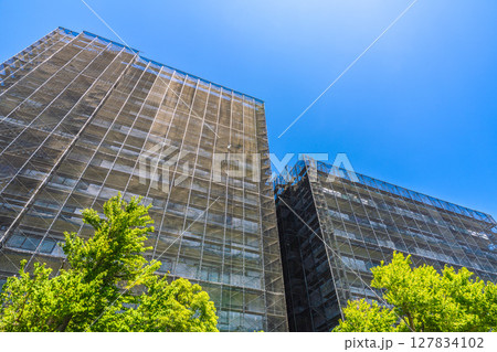 日本の横浜都市景観 マンションの補修や点検等、足場や防護ネットなど。ネットの外に衛星アンテナが… 日本の横浜都市景観 マンションの補修や点検等、足場や防護ネットなど。ネットの外に衛星アンテナが… 127834102