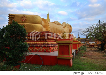 ラオス、タート・ルアン南寺院風景 127834782