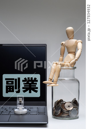 パソコンと副業について考えるデッサン人形 127834932