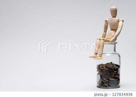 お金について考えるデッサン人形 127834936