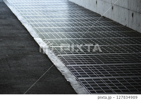 道路の蓋がついた側溝 127834989