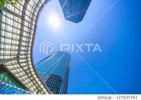 日本の東京都市景観6月22日。高輪ゲートウェイ駅前の高輪ゲートウェイシティなどを望む=令和7年 日本の東京都市景観6月22日。高輪ゲートウェイ駅前の高輪ゲートウェイシティなどを望む=令和7年 127835561