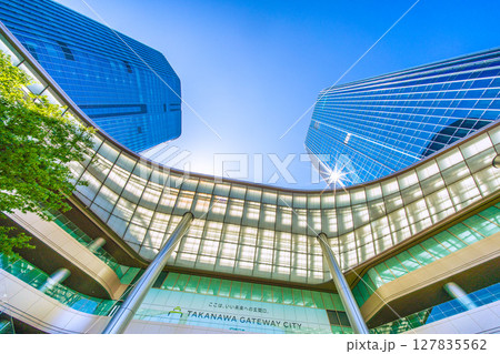 日本の東京都市景観6月22日。高輪ゲートウェイ駅前の高輪ゲートウェイシティなどを望む＝令和7年 127835562