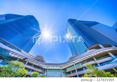 日本の東京都市景観6月22日。高輪ゲートウェイ駅前の高輪ゲートウェイシティなどを望む＝令和7年 127835564