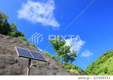 太陽光パネルとソーラー外灯 127836531