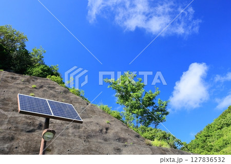 太陽光パネルとソーラー外灯 太陽光パネルとソーラー外灯 127836532