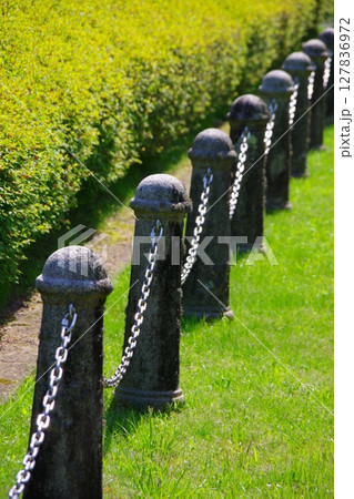 チェーン柵　鎖の柵 127836972
