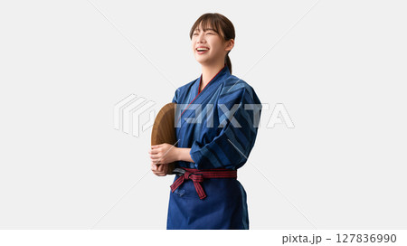 居酒屋・飲食店スタッフの若い女性 居酒屋・飲食店スタッフの若い女性 127836990