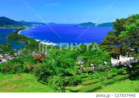 【京都府】天橋立ビューランドのモノレールと天橋立 127837448