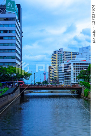 公園通り橋より博多ポートタワーを望む 127837974