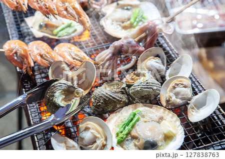 海鮮バーベキュー　アウトドアで新鮮な海の食材を食べる 127838763