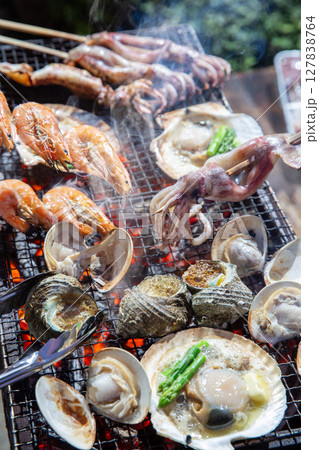 海鮮バーベキュー アウトドアで新鮮な海の食材を食べる 海鮮バーベキュー アウトドアで新鮮な海の食材を食べる 127838764