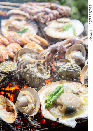 海鮮バーベキュー　アウトドアで新鮮な海の食材を食べる 127838765