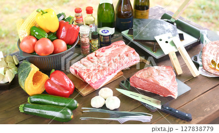 キャンプ場で準備中の肉と野菜のバーベキューセット 127838779