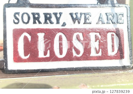 ヴィンテージ風の「CLOSED」看板 ヴィンテージ風の「CLOSED」看板 127839239
