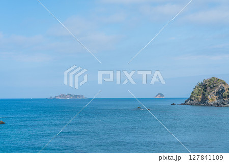 長崎ものざき恐竜パークから望む軍艦島 127841109