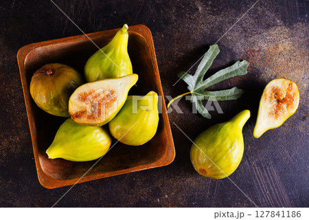 Fresh figs in wooden bowl 127841186