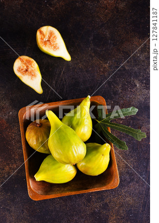 Fresh figs in wooden bowl 127841187