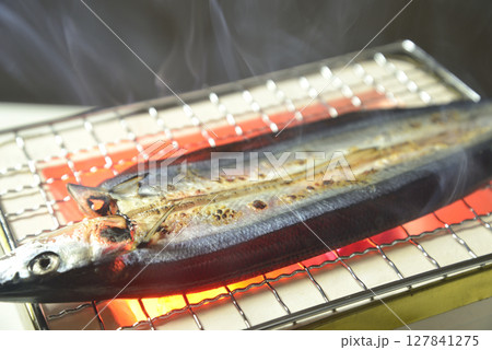 煙り立ち昇る七輪でサンマの開きを焼く 煙り立ち昇る七輪でサンマの開きを焼く 127841275