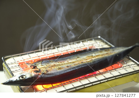 煙り立ち昇る七輪でサンマの開きを焼く 127841277