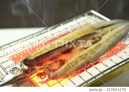 煙り立ち昇る七輪でサンマの開きを焼く 127841278