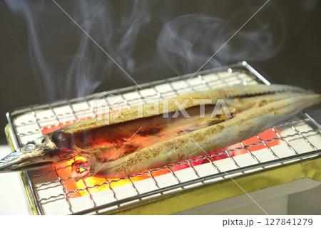 煙り立ち昇る七輪でサンマの開きを焼く 煙り立ち昇る七輪でサンマの開きを焼く 127841279