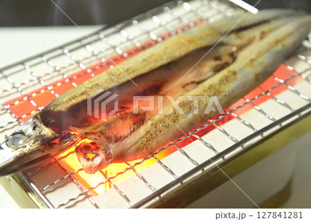 煙り立ち昇る七輪でサンマの開きを焼く 127841281