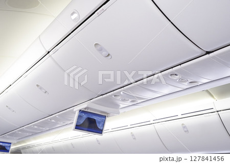 飛行機内の手荷物収納スペース 127841456