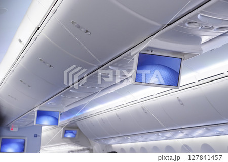 飛行機内の手荷物収納スペース 127841457