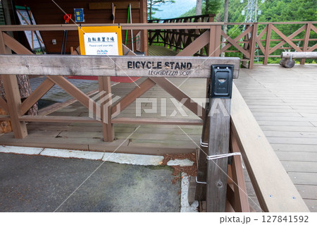 湯の丸高原ビジターセンターのサイクルスタンド 湯の丸高原ビジターセンターのサイクルスタンド 127841592