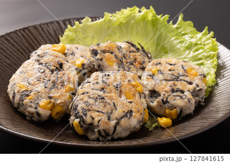 ひじきとコーンのチキンハンバーグ 127841615
