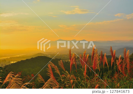 雲海朝焼けの新潟県小千谷市山本山高原からの越後三山展望 127841673