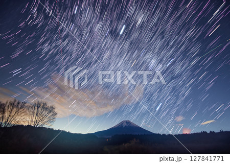 朝霧高原朝霧から見る富士山の夜景と昇る冬の星座 朝霧高原朝霧から見る富士山の夜景と昇る冬の星座 127841771