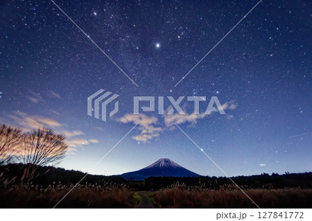 朝霧高原朝霧から見る富士山の夜景と昇る冬の星座 127841772